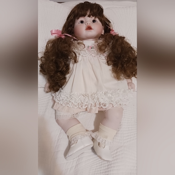 Ceramic doll. - Picture 2 of 6